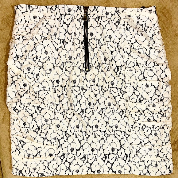 Heart & Soul Lace, Ruched Sides Skirt! (9/10)
Gold Zipper Closure on back! - Picture 11 of 15